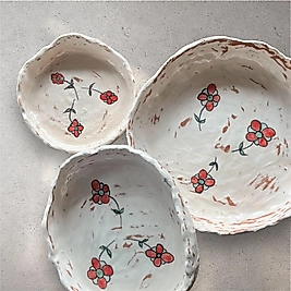 El yapımı çiçek desenli seramik tabak